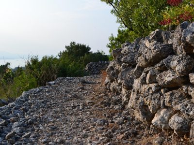 dalkey island aerial 无人机低空掠过达尔基岛草坡与旧石砌建筑的上方，记录飞行高度变化下地表纹理与阴影长度的差异