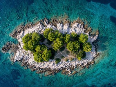 dalkey island aerial 航拍视角下达尔基岛海岸线与浅滩礁石交错的俯视画面，午后侧光勾勒出水面纹理与岛屿轮廓的层次